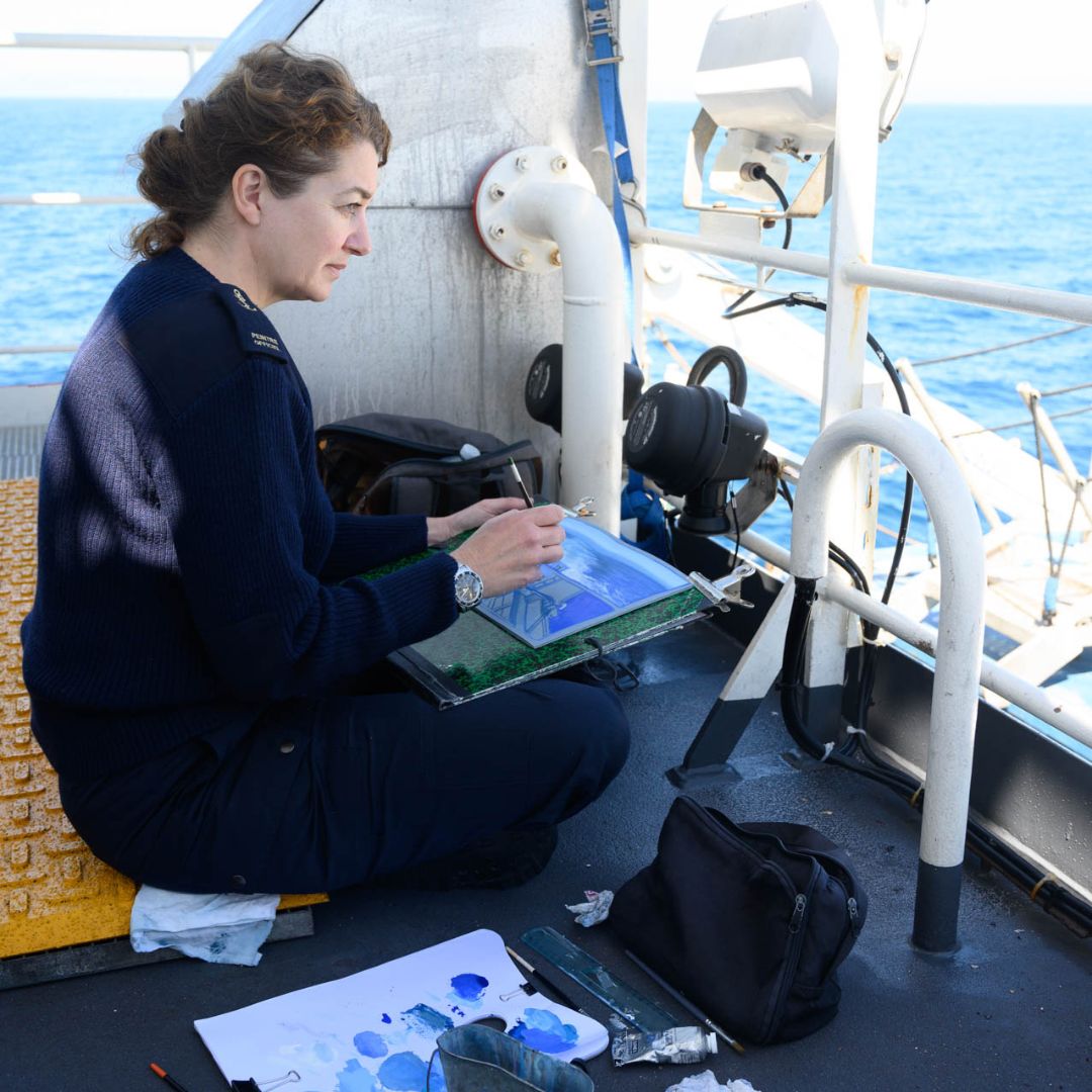 Marie Détrée entrain de peindre sur un navire